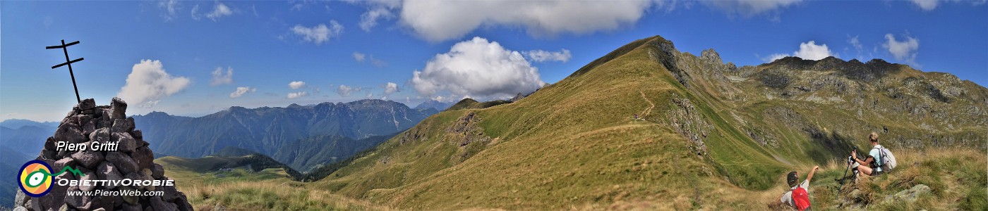 22 Dal Monte Foppa (1895 m) si apre lo scenario della nostra escursione.jpg